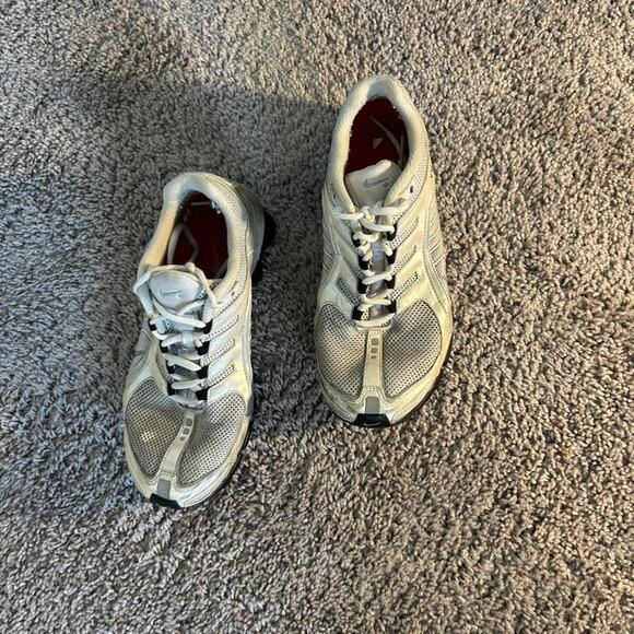 Silver and white nike - Picture 2 of 6
